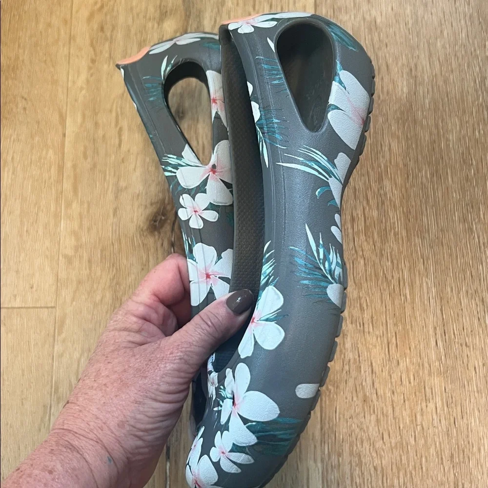 Crocs Kadee Seasonal Grey Floral Ballet Flats Size 6